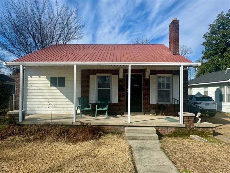 Home in Coahoma County at 813 Cuyah : Clarksdale : Coahoma County : Mississippi