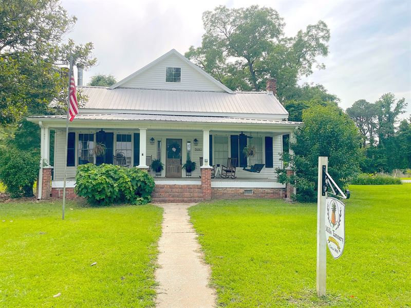 Beautiful Home in Pine Apple : Pine Apple : Wilcox County : Alabama