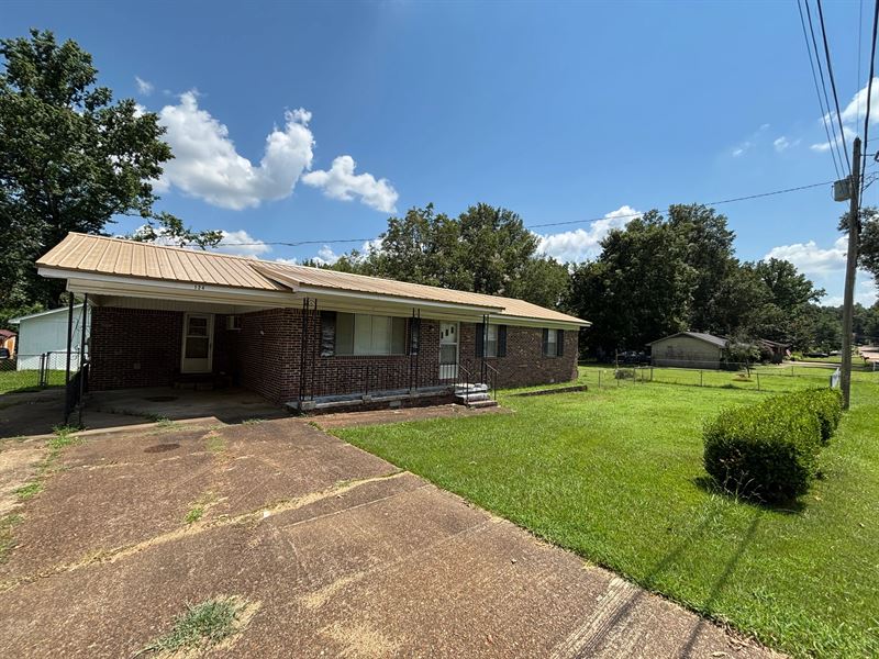 Home on Spacious.48 Acre Lot : Senatobia : Tate County : Mississippi