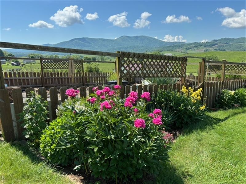Home with Stunning Views : Elk Creek : Grayson County : Virginia