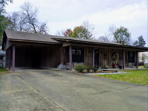Cabin in Humphreys County at 207 : Isola : Humphreys County : Mississippi