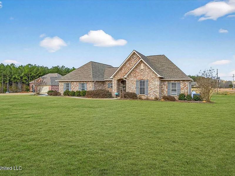 Like-New 4Br on 1.47 Acres-North Pi : Summit : Pike County : Mississippi