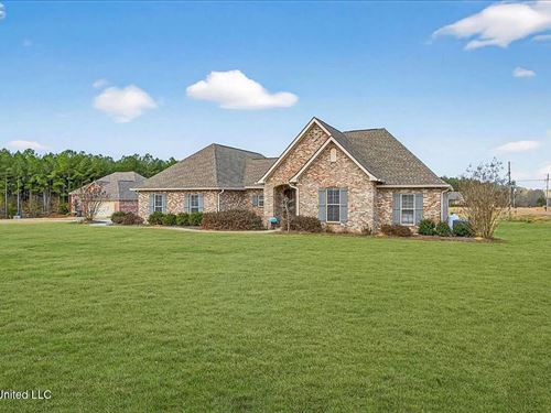 Like-New 4Br on 1.47 Acres-North Pi : Summit : Pike County : Mississippi