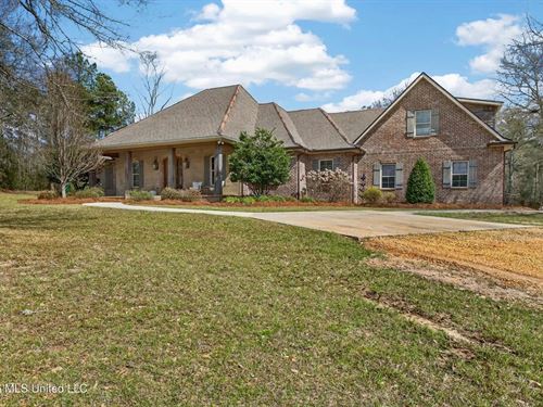 5Br 3544 Sq Ft Home For Sale on 19 : Summit : Pike County : Mississippi