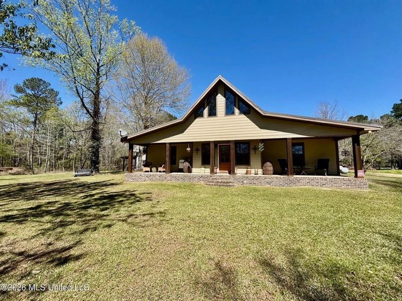 Farmhouse in Tylertown MS with a Po : Tylertown : Walthall County : Mississippi