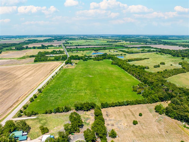 15 Acres South of Paris, TX w Pond : Paris : Lamar County : Texas