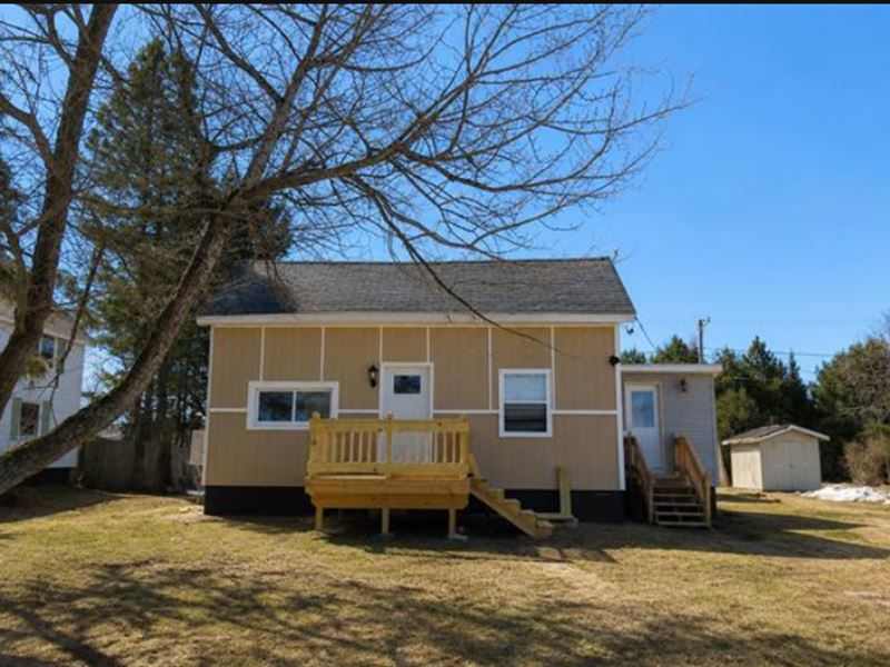 Cozy Little Bungalow : Republic : Marquette County : Michigan