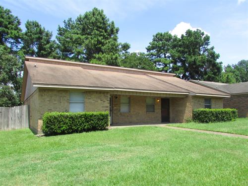 207 Lakeridge, 2-Bed/1.5-Bath Dupl : Huntsville : Walker County : Texas