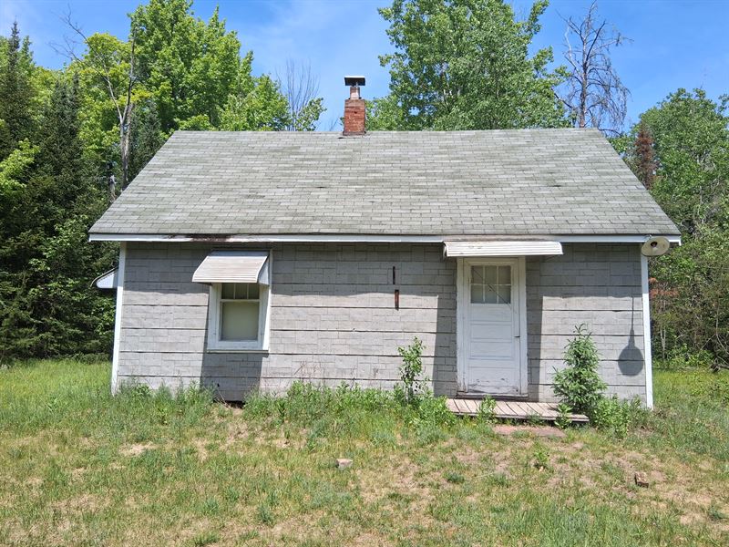 Old Vertical Log Cabin on The Water : Tripoli : Lincoln County : Wisconsin